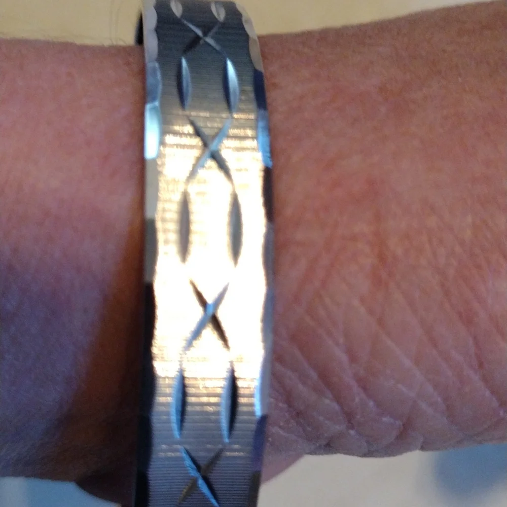 Monet, beautiful faux silver bracelet. - Picture 2 of 5